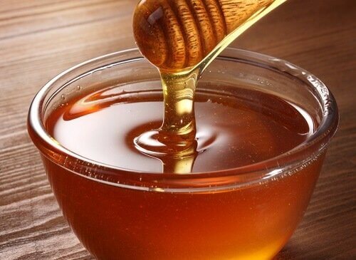 медът също спомага процеса за укрепване на косата