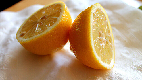 Домашен лек против пърхот - изплакнете косата си с лимонена вода.