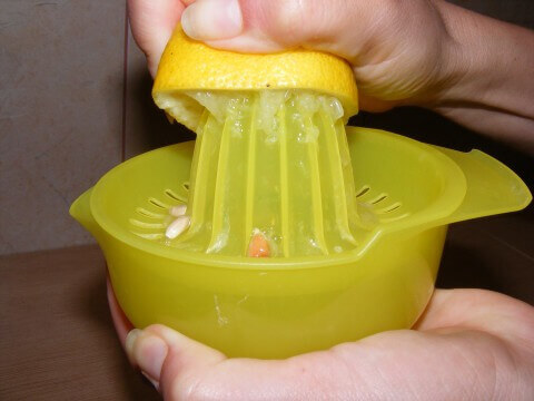 Използвайте свойствато на лимоните с топла вода сутрин