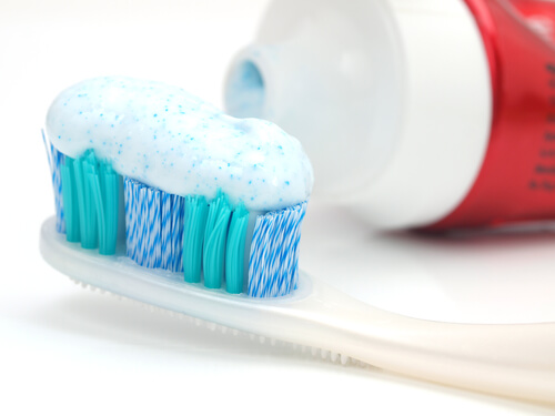 почиствайте старателно зъбите с четка сутрин и вечер
