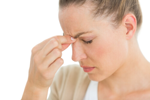 при мозъчна аневризма се наблюдава главоболие и болка над очите
