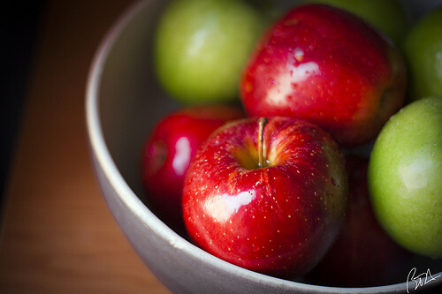 Ябълките съдържат "полезни" киселини, , които премахват пикочната киселина.
