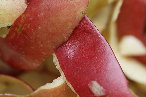 ябълковите кори помагат в борбата със запека и килограмите