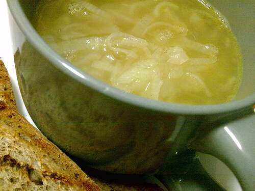 рецепта за лека вечеря - лучена супа с яйце