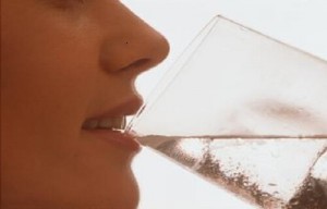 Опасността от пиенето на студена вода след хранене