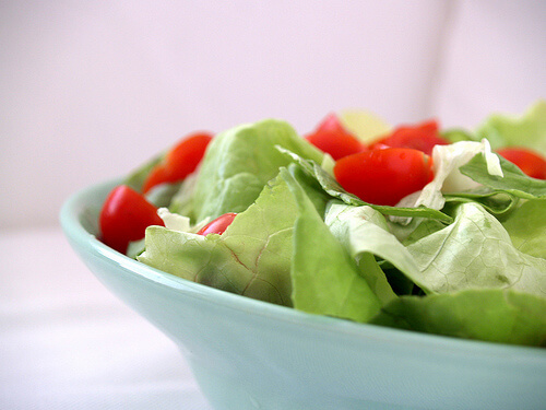 Консумирайте повече пресни зеленчуци и салата против акне