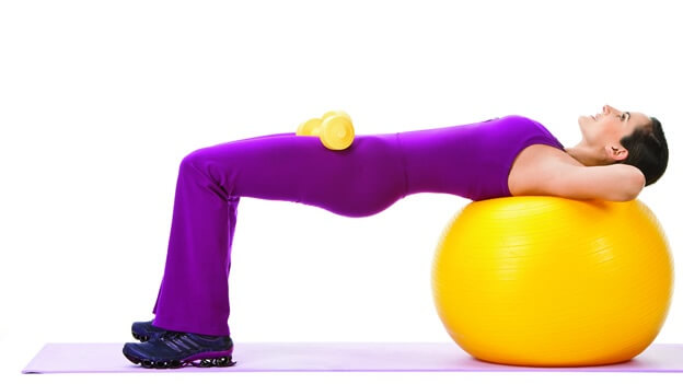 упражнение с топка за коригиране на стойката