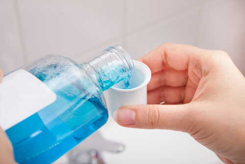 водата за уста е алтернативен начин за почистване на зъбите