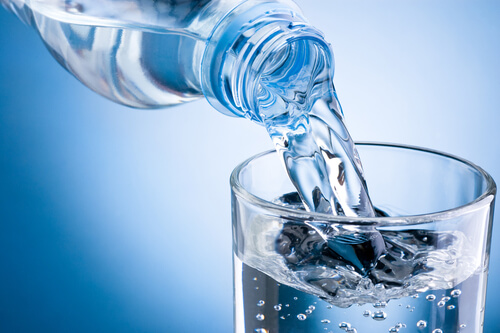 Пиене на вода за стимулиране на метаболизма