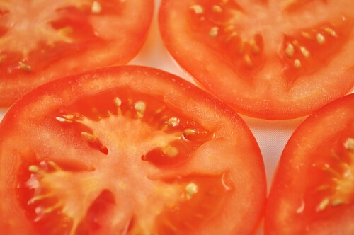 Намалете появата на паякообразните вени с домати