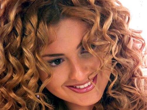 Домашни маски за естествени къдрици