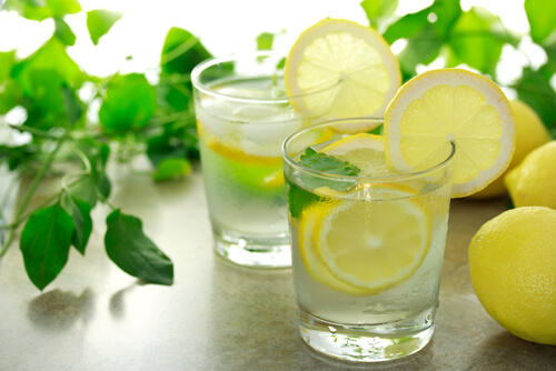 Пиенето на топла вода с лимон сутрин може да направи много за вашето здраве.