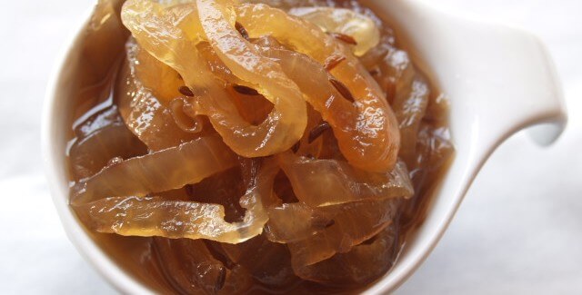 Рецепта за вкусно карамелизирано сладко от лук