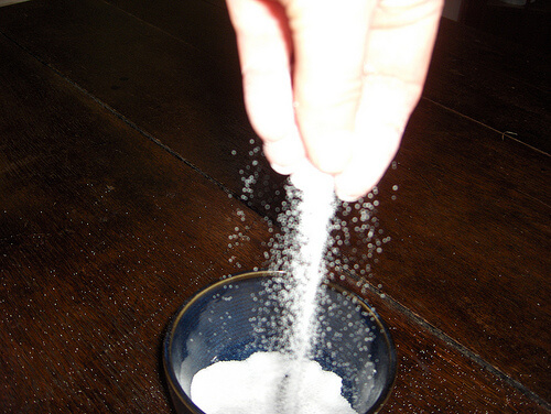 Със сол можете да премахнете успешно следите от готвене по плота