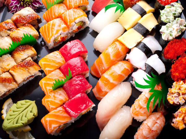 японската диета включва яденето на суши