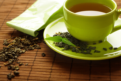 Нанесете зелен чай на миглите и клепачите си с памучен тампон