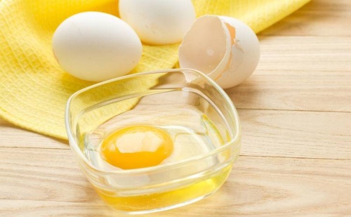 трикове за кожата около очите с яйчен белтък