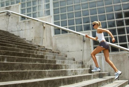 Изкачване на стълби за стегнати седалищни мускули.