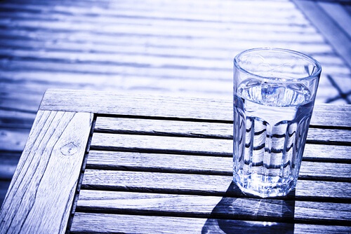 пиенето на вода спомага постигането на по-източено лице