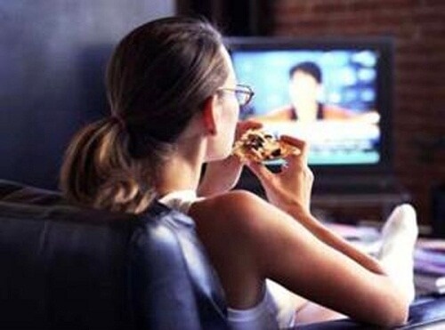 Вредни навици, сред които е и храненето пред телевизора