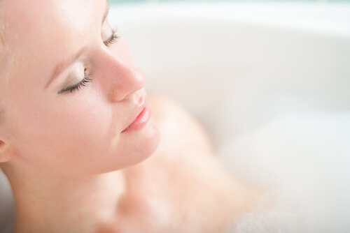 Горещият душ или вана стимулира храносмилането и подобрява здравето на панкреаса.