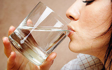 За да се предпазите от цистит, пийте достатъчно вода!