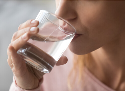 Полезно ли е пиенето на вода по време на хранене?