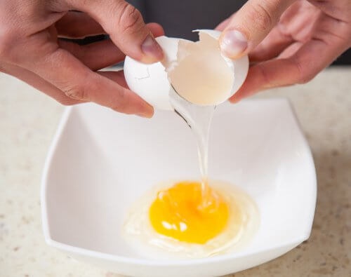 Много хора консумират яйчените черупки заради огромното им съдържание на калций.