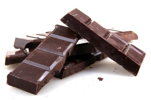 Черният шоколад е полезен за ноктите и зъбите поради съдържанието на калций.