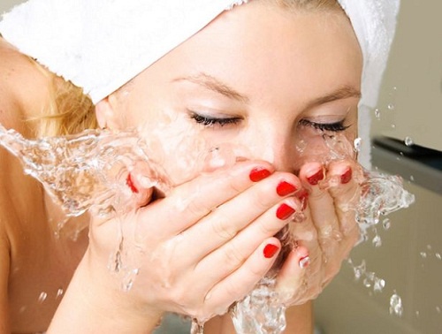 Правилният начин да се измива лицето преди лягане