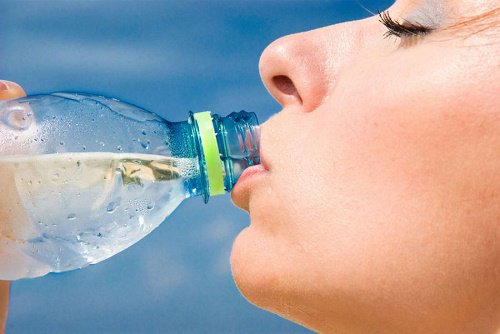 Бутилирана вода в пластмасови бутилки