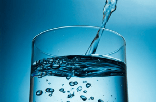 "За" и "против" пиенето на вода по време на хранене