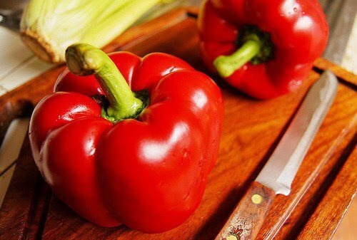 Червените чушки са по-здравословни, когато се консумират сурови.