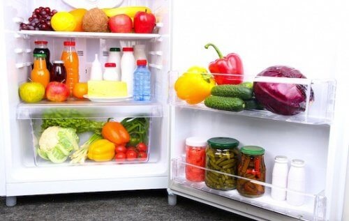 Приложения на сода бикарбонат за премахване на миризмата от хладилниците
