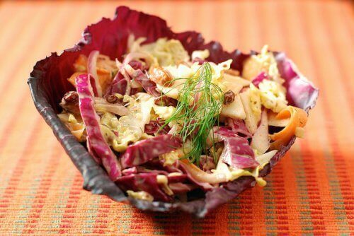 пълна с полезни за здравето вещества салата