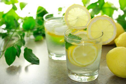 Пийте лимонова вода на празен стомах, за да елиминирате тлъстините по корема