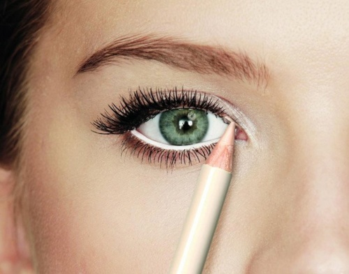 Бял молив за очертаване на вътрешната линия на очите за по-големи очи.