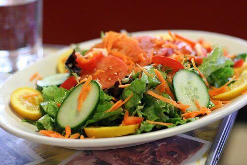 яжте салата от пресни зеленчуци за вечеря