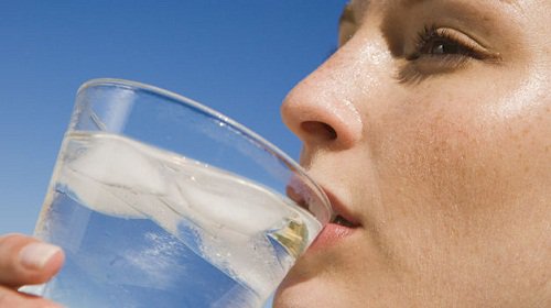 Пийте много вода по време на менопауза.