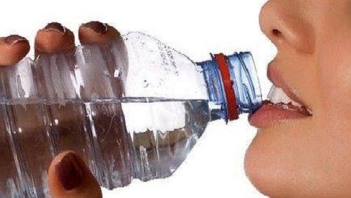 Безопасно ли е пиенето на вода от пластмасови бутилки?