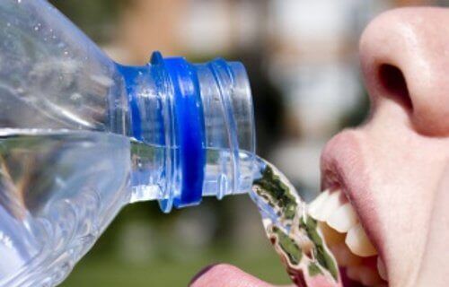 бутилирана вода в пластмасови бутилки