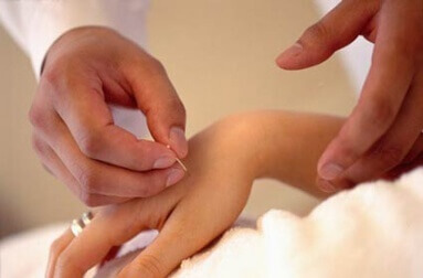 при седалищна болка опитайте стимулация на точката Линг Гу