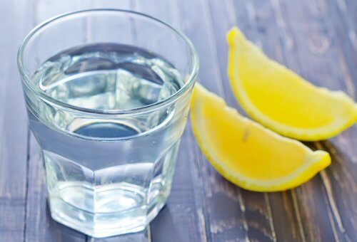 пийте вода с лимон