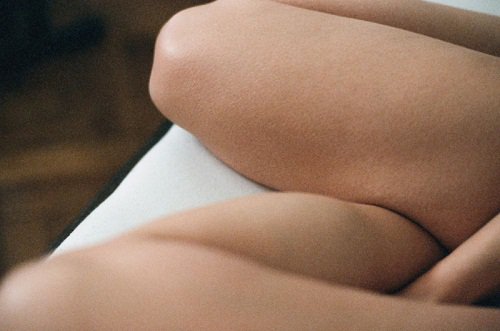 Упражнението планк укрепва и тонизира краката.