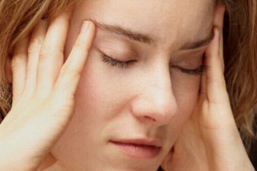  Техника за освобождаване от стреса, която включва масаж на ушите.