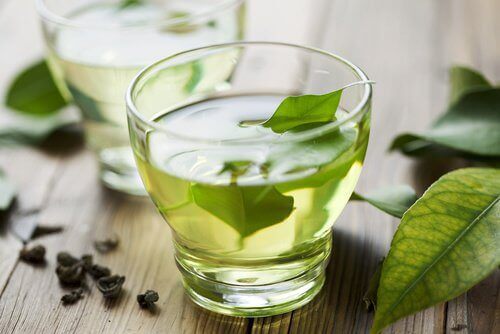 Зеленият чай има лек слабителен ефект, който помага в борбата против запек.