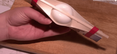 Направете сварено яйце във формата на сърце