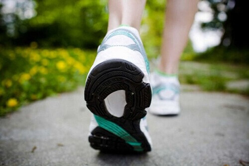 Едно от ефикасните упражнения при възпаление на седалищния нерв е ходенето