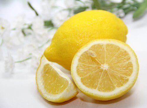 Лимонът изчиства тъмните петна, които остават върху кожата поради акнето.