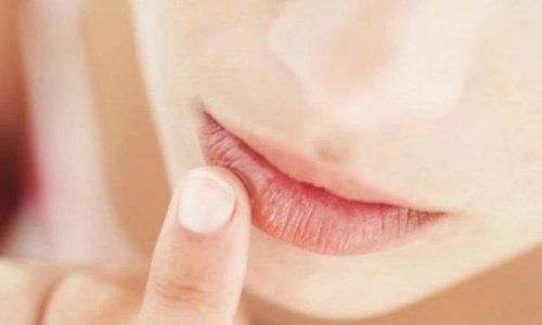 Нанесете малко от мехлема Vicks VapoRub всеки път, когато усетите сухота.